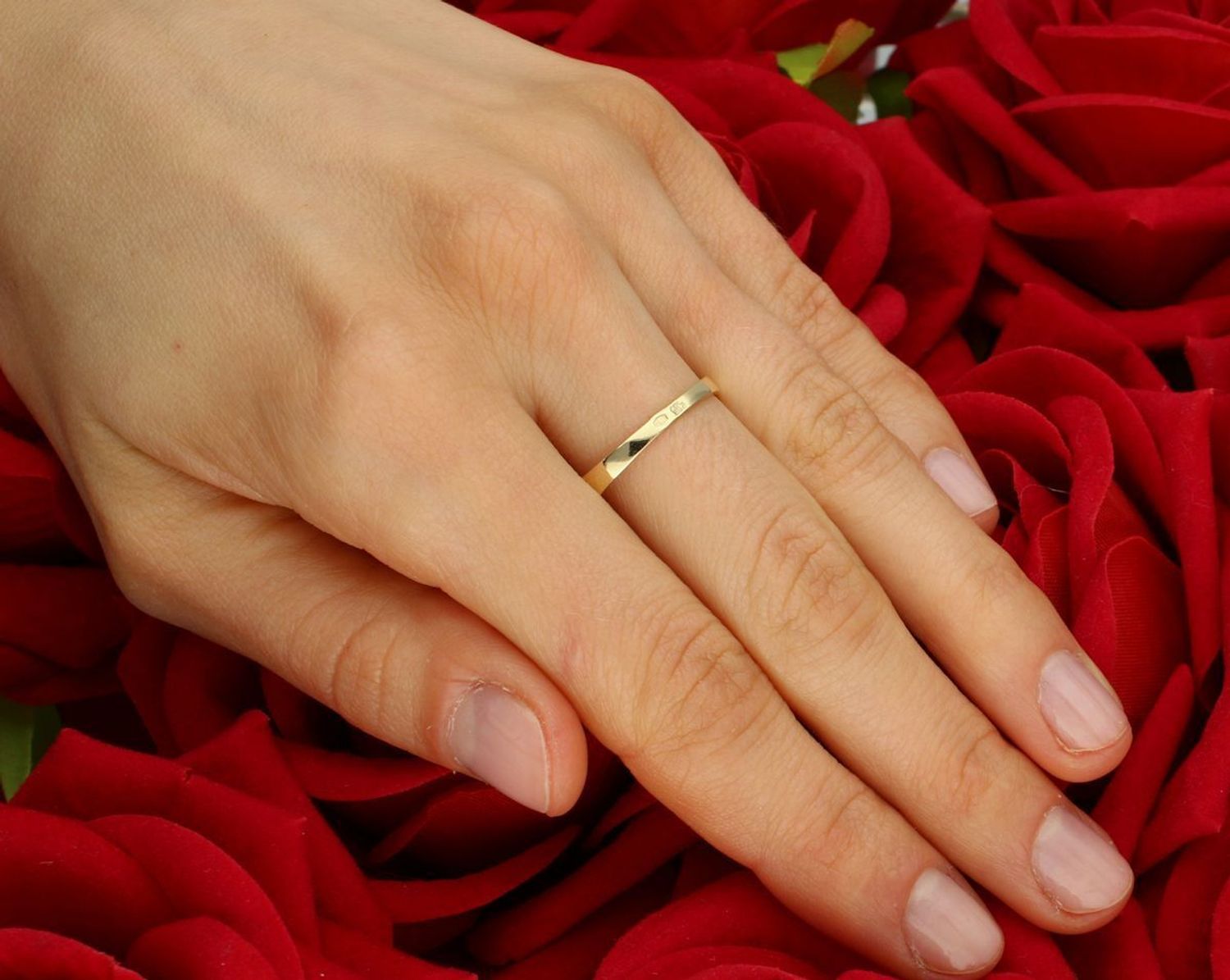 Pierścionek złoty 585 przeplatany cyrkoniami PI 1408 585  Przepiękny pierścionek, który został ozdobiony błyszczącymi cyrkoniami. Przeplatane ramiona pierścionka 1.jpg